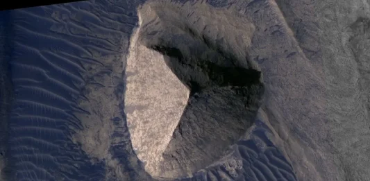 Μυστηριώδης δομή στον Άρη μοιάζει απίστευτα με αρχαία αιγυπτιακή πυραμίδα