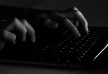 Νέα έρευνα αποκαλύπτει πολυετή καμπάνια παρακολούθησης iPhone και Android