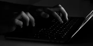 Νέα έρευνα αποκαλύπτει πολυετή καμπάνια παρακολούθησης iPhone και Android