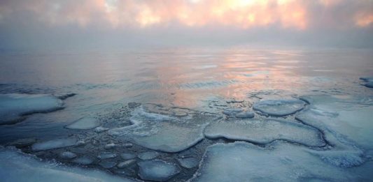 Οι πάγοι της Γροιλανδίας λιώνουν γρηγορότερα από ποτέ και οι επιστήμονες ανησυχούν Γροιλανδία