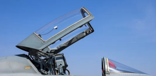 Τι συμβαίνει πραγματικά όταν πιλότος εκτινάσσεται από μαχητικό αεροσκάφος