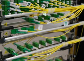 Η μάχη της τιμής στην οπτική: Δυο πολύ δυνατά συμβόλαια