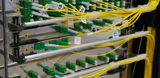 Η μάχη της τιμής στην οπτική: Δυο πολύ δυνατά συμβόλαια