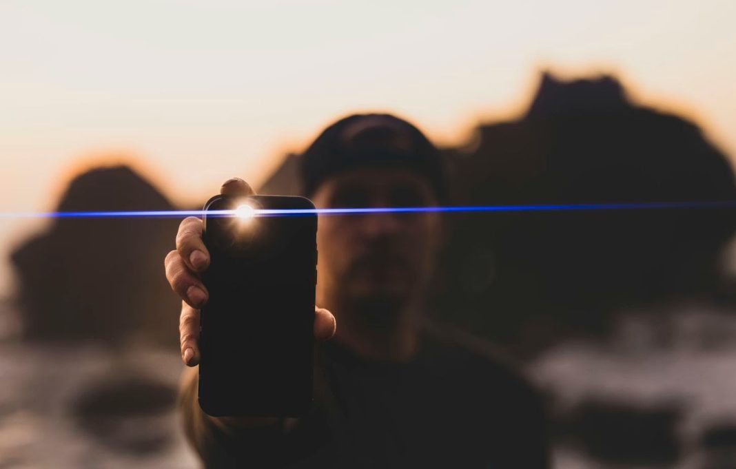 Μην αφήσεις ποτέ ξανά ανοιχτό τον φακό του κινητού