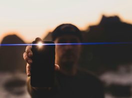 Μην αφήσεις ποτέ ξανά ανοιχτό τον φακό του κινητού