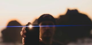 Μην αφήσεις ποτέ ξανά ανοιχτό τον φακό του κινητού