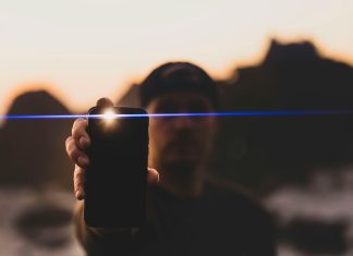 Μην αφήσεις ποτέ ξανά ανοιχτό τον φακό του κινητού