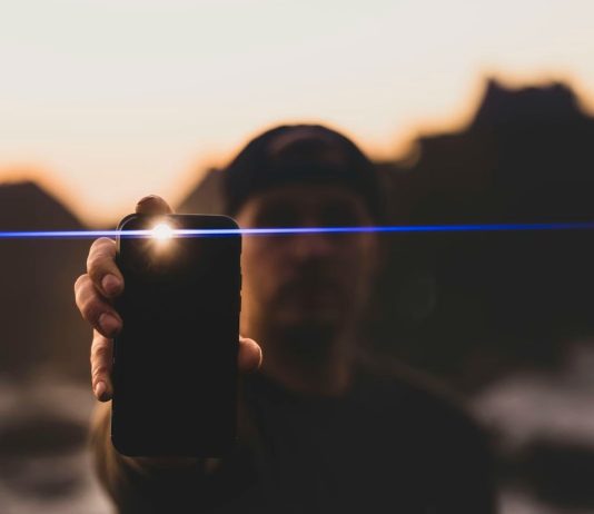 Μην αφήσεις ποτέ ξανά ανοιχτό τον φακό του κινητού