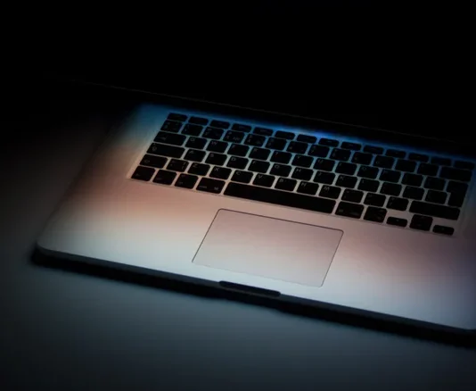 Sleep ή τερματισμός; Η επιλογή που κάνει τελικά καλό στον υπολογιστή σου