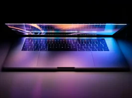 Η Apple πατά γκάζι στα Mac, όμως η κρίση εξαρτημάτων χτυπά την αγορά