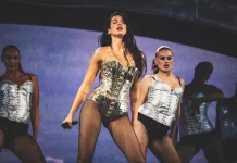 Η Dua Lipa έκανε αγωγή στη Samsung και ζητάει 15 εκατομμύρια δολάρια