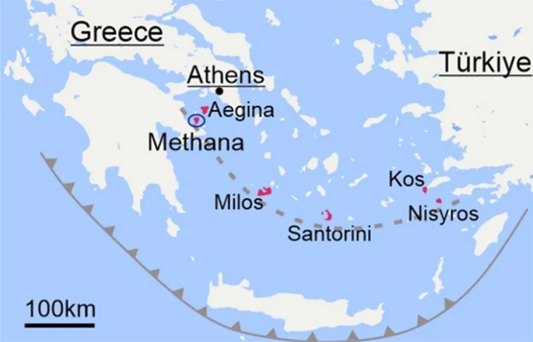 Χάρτης του Αιγαίου Πελάγους με τα ενεργά ηφαίστεια να επισημαίνονται και να τονίζονται με κόκκινο χρώμα. Η γραμμή με τα βέλη δείχνει τη ζώνη υποβύθισης, όπου η αφρικανική τεκτονική πλάκα βυθίζεται κάτω από την πλάκα του Αιγαίου Πελάγους. Εικονογράφηση: Popa et al., 2026, Science Advances