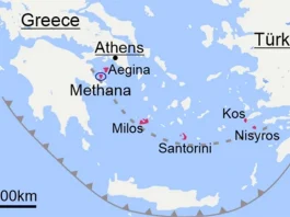 Χάρτης του Αιγαίου Πελάγους με τα ενεργά ηφαίστεια να επισημαίνονται και να τονίζονται με κόκκινο χρώμα. Η γραμμή με τα βέλη δείχνει τη ζώνη υποβύθισης, όπου η αφρικανική τεκτονική πλάκα βυθίζεται κάτω από την πλάκα του Αιγαίου Πελάγους. Εικονογράφηση: Popa et al., 2026, Science Advances