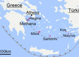 Χάρτης του Αιγαίου Πελάγους με τα ενεργά ηφαίστεια να επισημαίνονται και να τονίζονται με κόκκινο χρώμα. Η γραμμή με τα βέλη δείχνει τη ζώνη υποβύθισης, όπου η αφρικανική τεκτονική πλάκα βυθίζεται κάτω από την πλάκα του Αιγαίου Πελάγους. Εικονογράφηση: Popa et al., 2026, Science Advances
