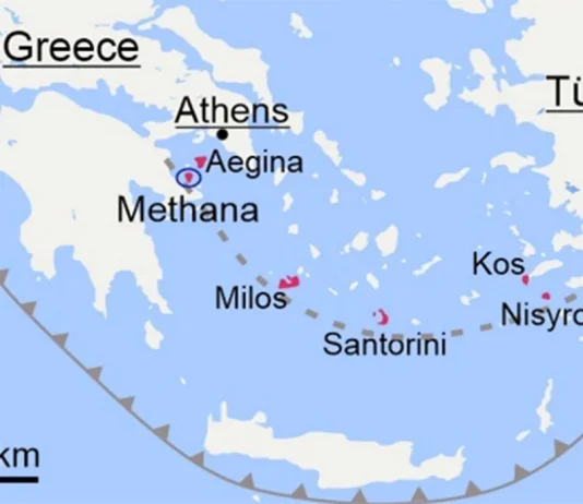 Χάρτης του Αιγαίου Πελάγους με τα ενεργά ηφαίστεια να επισημαίνονται και να τονίζονται με κόκκινο χρώμα. Η γραμμή με τα βέλη δείχνει τη ζώνη υποβύθισης, όπου η αφρικανική τεκτονική πλάκα βυθίζεται κάτω από την πλάκα του Αιγαίου Πελάγους. Εικονογράφηση: Popa et al., 2026, Science Advances
