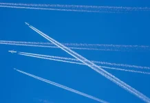 Οι λευκές γραμμές που αφήνουν τα αεροπλανα πίσω τους δεν είναι χημικά