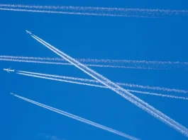 Οι λευκές γραμμές που αφήνουν τα αεροπλανα πίσω τους δεν είναι χημικά