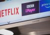 Netflix: Ανατροπή μεγατόνων, με τηλεοπτικό περιεχόμενο χωρίς extra χρέωση netflix logo in a tv