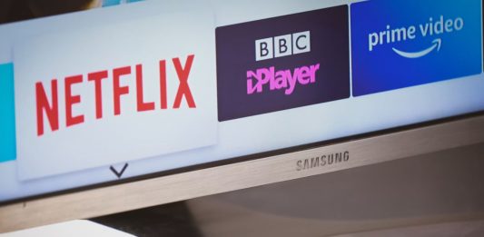 Netflix: Ανατροπή μεγατόνων, με τηλεοπτικό περιεχόμενο χωρίς extra χρέωση netflix logo in a tv