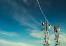 Η ενδεχόμενη είσοδος της ΔΕΗ στη κινητή φέρνει ήδη αλλαγές black metal tower under blue sky
