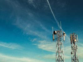 Η ενδεχόμενη είσοδος της ΔΕΗ στη κινητή φέρνει ήδη αλλαγές black metal tower under blue sky
