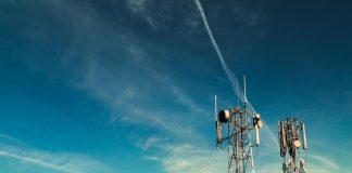 Η ενδεχόμενη είσοδος της ΔΕΗ στη κινητή φέρνει ήδη αλλαγές black metal tower under blue sky