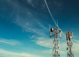 Η ενδεχόμενη είσοδος της ΔΕΗ στη κινητή φέρνει ήδη αλλαγές black metal tower under blue sky