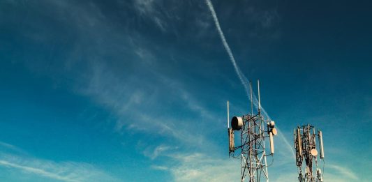 Η ενδεχόμενη είσοδος της ΔΕΗ στη κινητή φέρνει ήδη αλλαγές black metal tower under blue sky