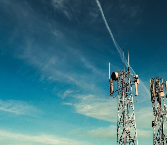 Η ενδεχόμενη είσοδος της ΔΕΗ στη κινητή φέρνει ήδη αλλαγές black metal tower under blue sky
