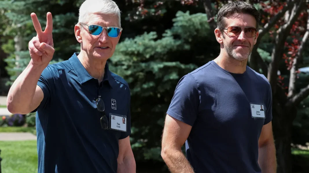 Apple-Tim-Cook-John-Ternus Ο Tim Cook αποχωρεί από CEO της Apple παραδίδοντας τη σκυτάλη στον John Ternus εν μέσως αλλαγών στην τεχνητή νοημοσύνη