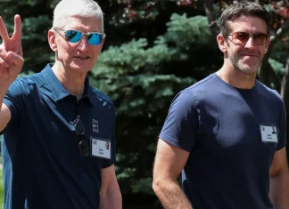 Ο Tim Cook αποχωρεί από CEO της Apple παραδίδοντας τη σκυτάλη στον John Ternus εν μέσως αλλαγών στην τεχνητή νοημοσύνη