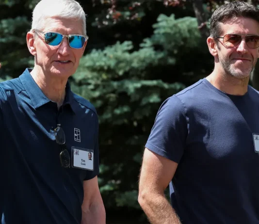 O Tim Cook αφήνει την Apple στο John Ternus με την μετοχή να σπάει ρεκόρ Ο Tim Cook αποχωρεί από CEO της Apple παραδίδοντας τη σκυτάλη στον John Ternus εν μέσως αλλαγών στην τεχνητή νοημοσύνη