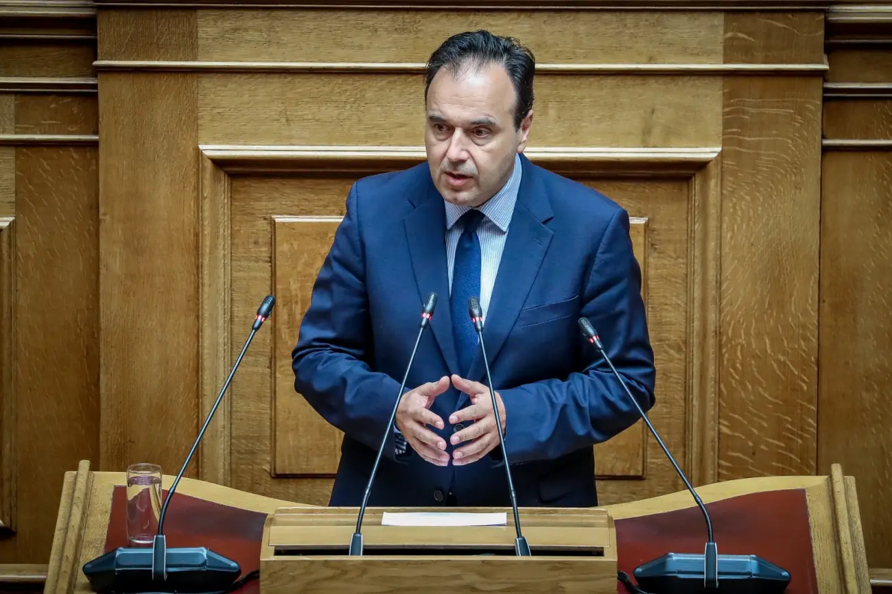 Ο υπουργος ψηφιακής διακυβέρνησης Δημήτρης Παπαστεργίου στο βήμα της Βουλής για την ψήφιση του AI Act