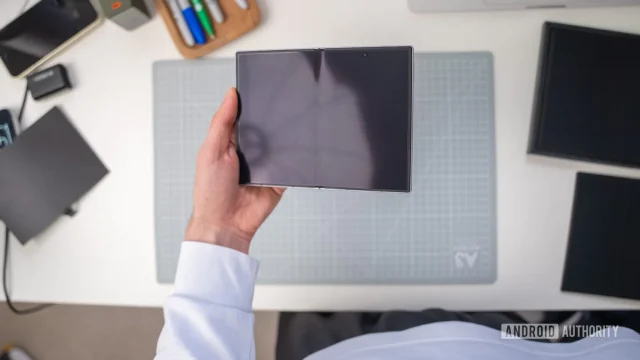 Σύγκριση τσάκισης στην οθόνη του Samsung Galaxy Z Fold 8 μετά από λίγες ημέρες χρήσης