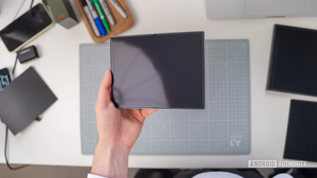 Σύγκριση τσάκισης στην οθόνη του Samsung Galaxy Z Fold 8 πριν από χρήση