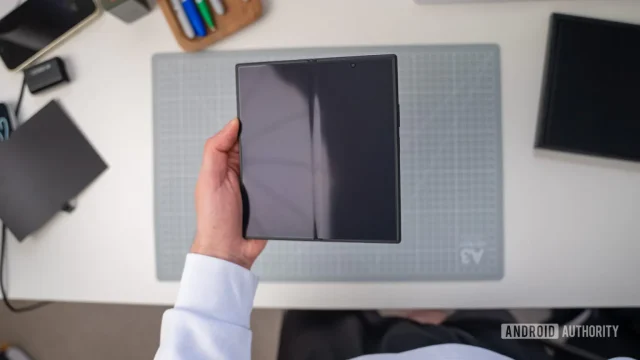 Σύγκριση τσάκισης στην οθόνη του Samsung Galaxy Z Fold 8 Ultra μετά από χρήση