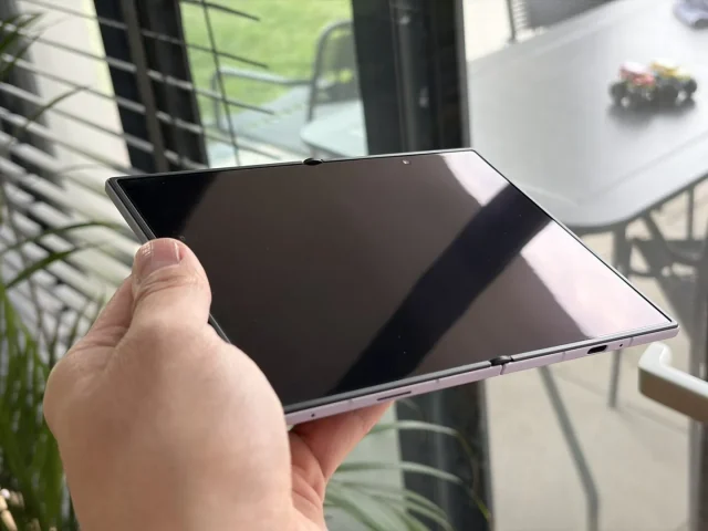 Σύγκριση τσάκισης στην οθόνη του Samsung Galaxy Z Fold 8 πριν από χρήση