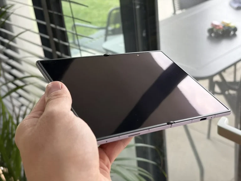 Σύγκριση τσάκισης στην οθόνη του Samsung Galaxy Z Fold 8 πριν από χρήση