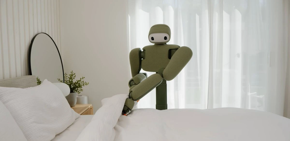 Το οικιακό ρομπότ Weave Robotics Isaac 1 στρώνει κρεβάτι σπιτιού