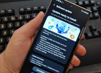 Η εικόνα παρουσιάζει το Samsung Galaxy S24 Ultra στο εργαστήριο του Techmaniacs.gr.