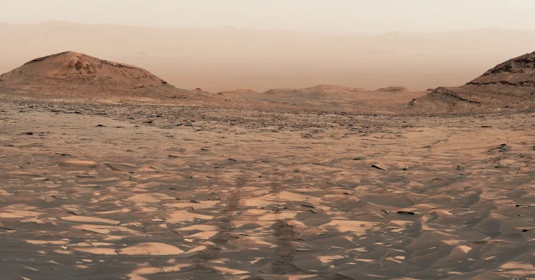 Το Curiosity τράβηξε μια εορταστική φωτογραφία τον Άρη, για τα 14 χρόνια του στον πλανήτη. Από τις εικόνες με την υψηλότερη ευκρίνεια που έχουμε δει.