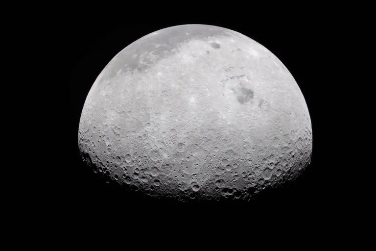 Η NASA και άλλοι αστρονόμοι αναζητούν το σημείο της πρόσκρουσης του Falcon 9 στην επιφάνεια της Σελήνης