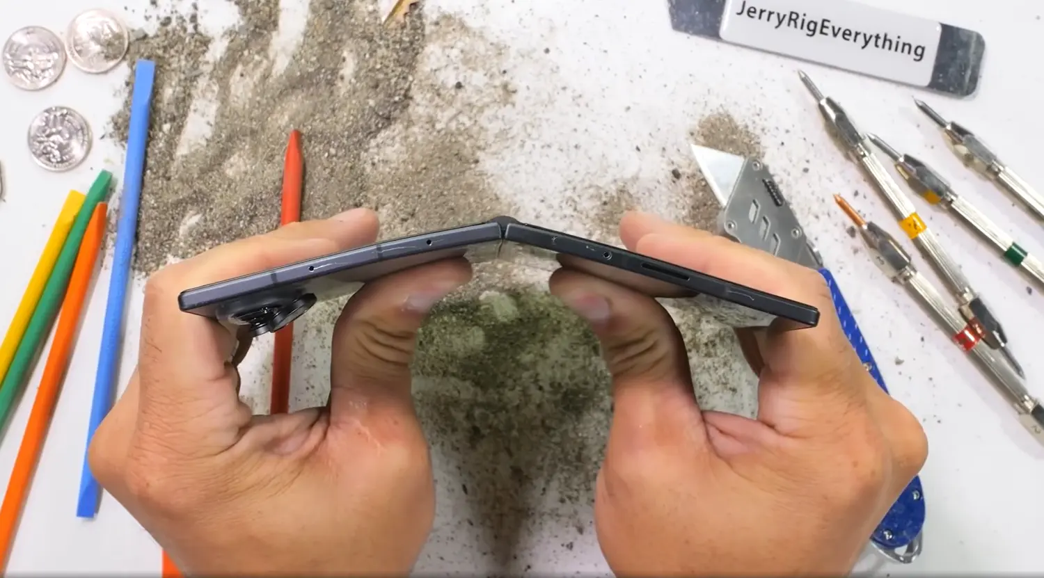 Δοκιμή αντοχής του Samsung Galaxy Z Fold 8 με πίεση στο μεντεσέ από τον JerryRigEverything