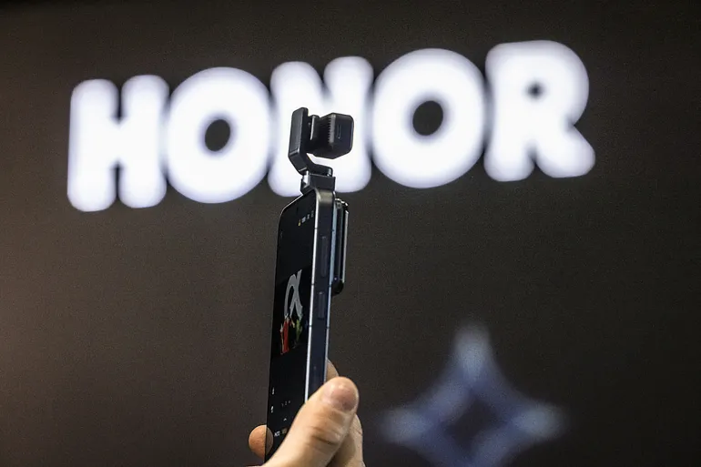 Το Honor Robot Phone με την κάμερα και το gimbal ξεδιπλωμένη