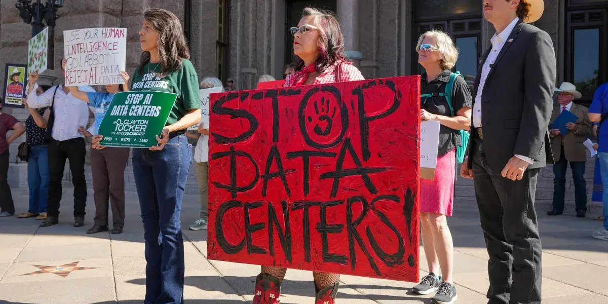 Πολίτες που διαδηλώνουν κατά των data centers