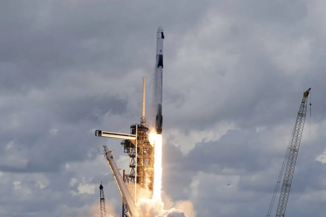 Μέρος του πυραύλου Falcon 9 έπεσε στην επιφάνεια της Σελήνης με ταχύτητα 9.000 χλμ./ώρα