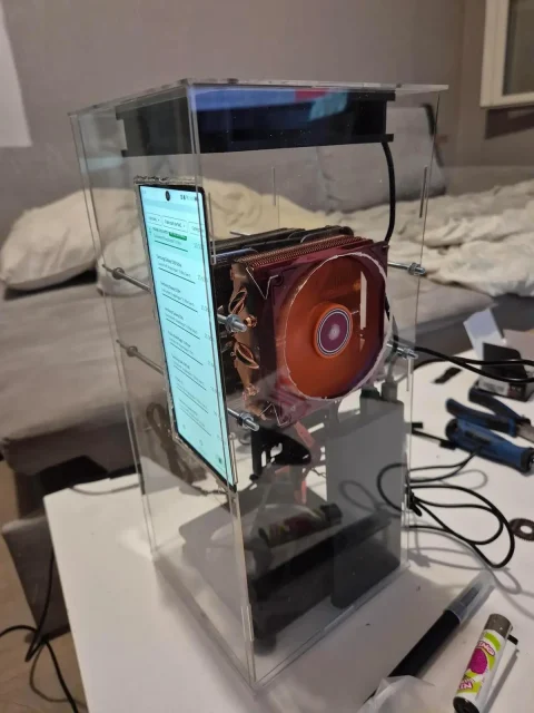 Το τελικό PC με το ZTE Nubia Z70 Ultra μέσα σε διάφανο case, με την ψύξη του