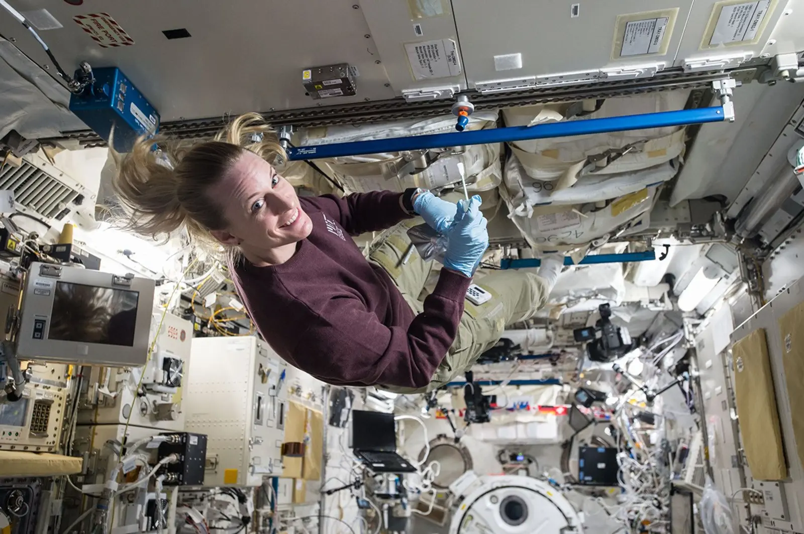 Η αστροναύτης της NASA, Κέιτ Ρούμπινς, στις 14 Οκτωβρίου 2016, συλλέγει μικρόβια στην Ιαπωνική Μονάδα Πειραμάτων στον Διεθνή Διαστημικό Σταθμό.