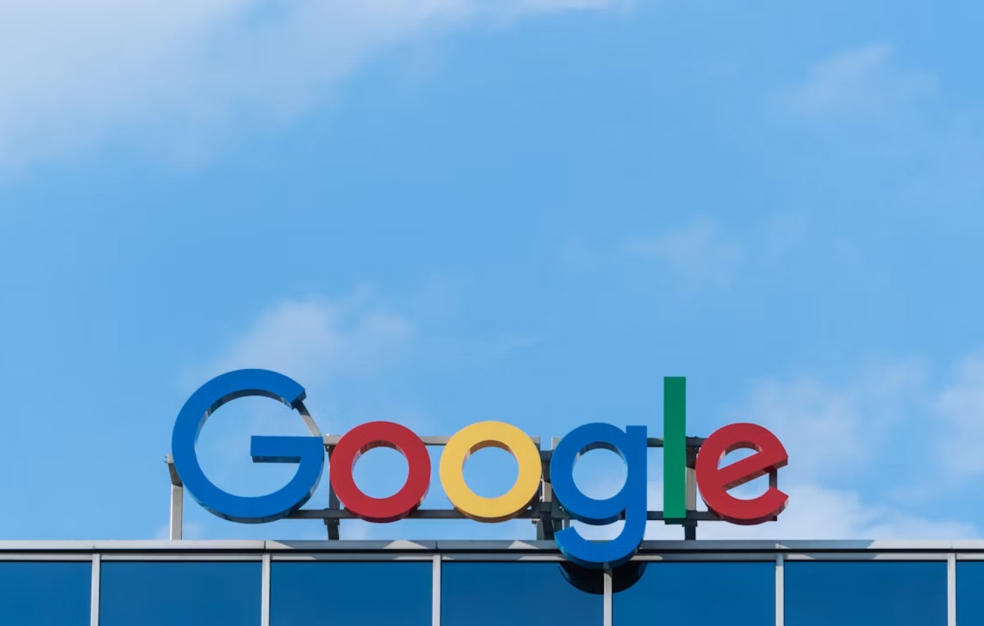 Το λογότυπο της Google σε smartphone Android και η υπηρεσία Google One"