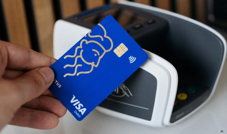 Κάρτα Visa σε τερματικό ανέπαφων συναλλαγών POS